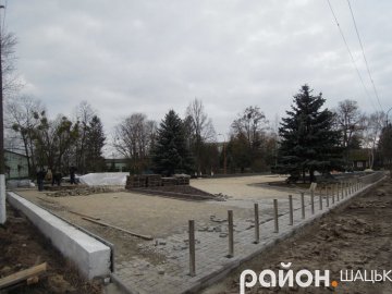 Сухий фонтан і 3-метровий Шевченко: новий сквер у Шацьку
