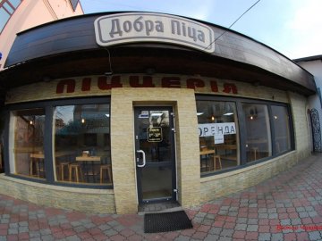 У центрі Луцька зачиняється кафе із піцою «як колись»