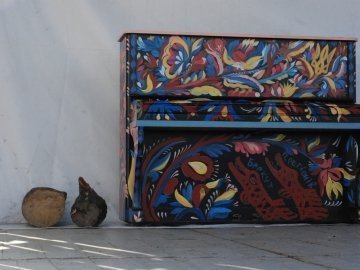 Революційне піаніно на луцькому Майдані. ФОТО