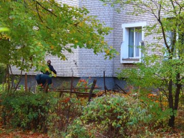 У Луцьку муніципали знесли незаконні паркани. ФОТО