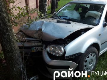 Задля порятунку життя дитини жінка в Луцьку розтрощила авто