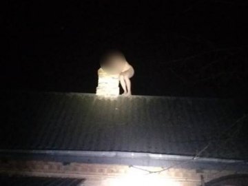 З даху луцького будинку хотів стрибнути голий чоловік