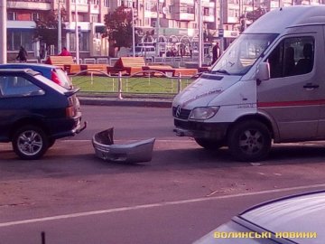Ранкова аварія: у Луцьку зіткнулися бус та легковик