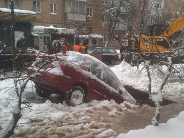 У Києві автомобіль провалився під землю. ФОТО