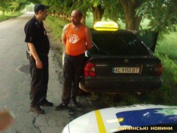 Таксист, який ледь не збив жінку з візочком під Луцьком, причетний до смерті чотирьох людей, – ЗМІ