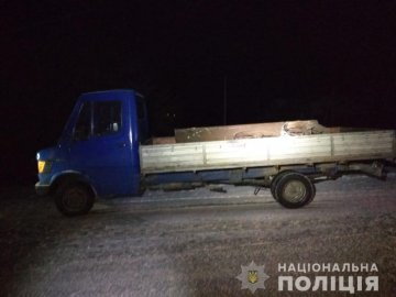 На Рівненщині вантажівка на смерть переїхала чоловіка, який лежав на дорозі