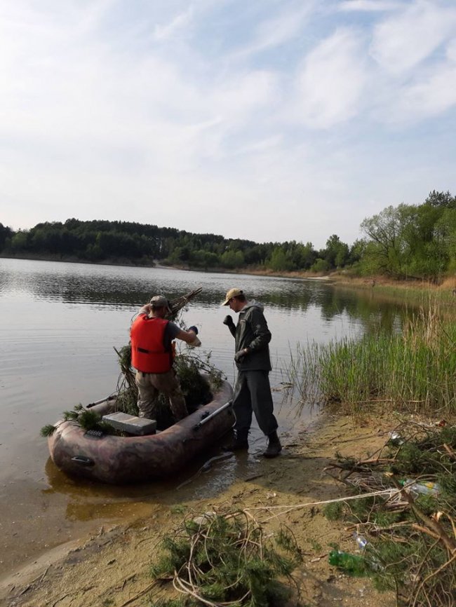 На річці Стир рибалки-любителі встановили штучні нерестовища. ФОТО