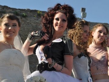 У Кам'янці-Подільському ‒ весільна лихоманка. ВІДЕО