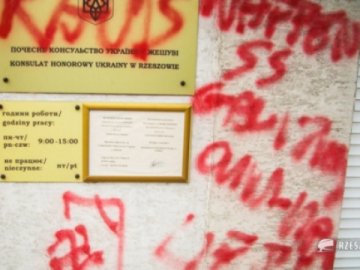У Польщі затримали вандала, який «розмалював» консульство України