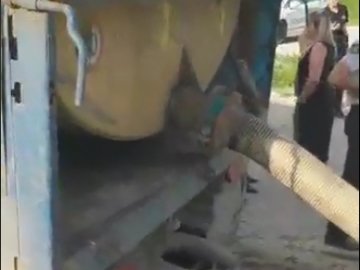 У Луцьку «на гарячому» зловили вантажівку, яка зливала нечистоти на Львівській. ВІДЕО