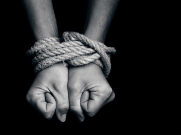 На «Ягодині» затримали чоловіка, який віз дівчину «в рабство»