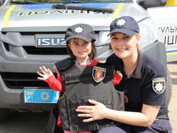 На фестивалі сім'ї у Луцьку діти ставали в чергу, щоб посидіти у поліцейському авто. ФОТО