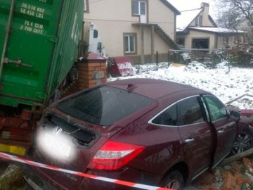 Аварія на Львівщині: фура і легковик після зіткнення «вилетіли» на подвір’я