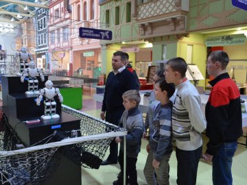 Заступник голови Волинської ОДА показав дива науки і техніки особливим діткам. ФОТО