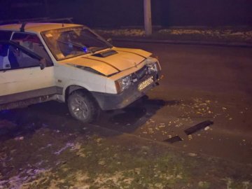 Аварія на Волині: ВАЗ врізався у припаркований Mitsubishi