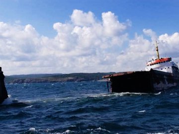 У морі розкололося навпіл судно, що возило контрабанду в Крим