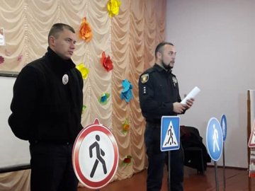 Патрульні подарували флікери волинським школярам. ФОТО