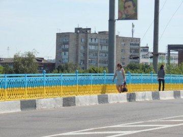 У Луцьку жінка на мості над коліями погрожувала самогубством