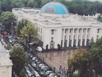 У Києві власники авто з єврономерами третій день блокують урядовий квартал