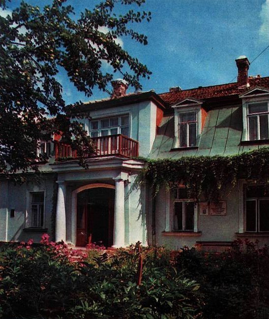 Клумба поряд із садибою на колишній вулиці Горького