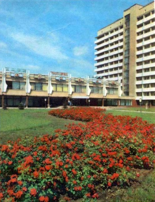 Квіти біля готелю Росія (Лучеськ)