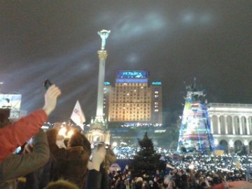 Півмільйона українців заспівали гімн на Майдані Незалежності. ВІДЕО