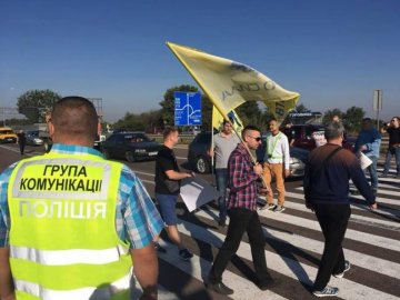 Мітингувальники перекрили дорогу Київ-Ковель