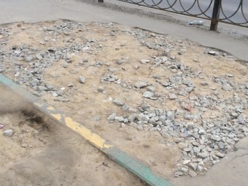У Луцьку на вулиці Глушець – зруйнований тротуар