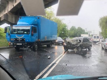 У Луцьку – аварія за участю вантажівки та легковика