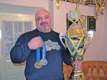 Чемпіоном України з пауерліфтингу став одеський священик