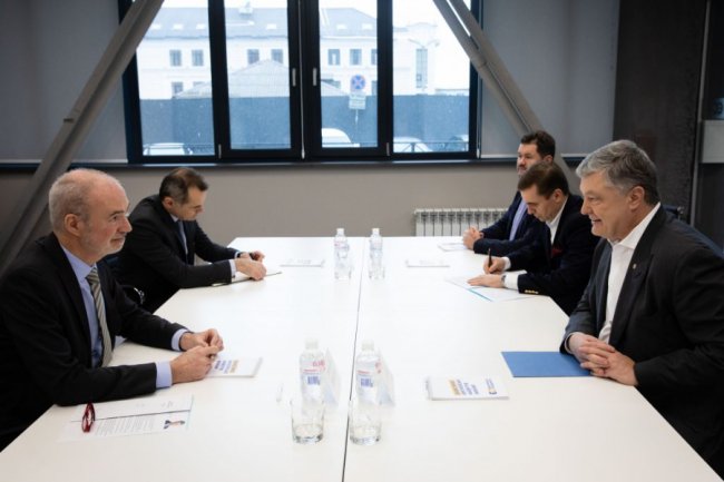 Важливо зберегти санкції проти Росії, – Порошенко під час зустрічі з послом Франції