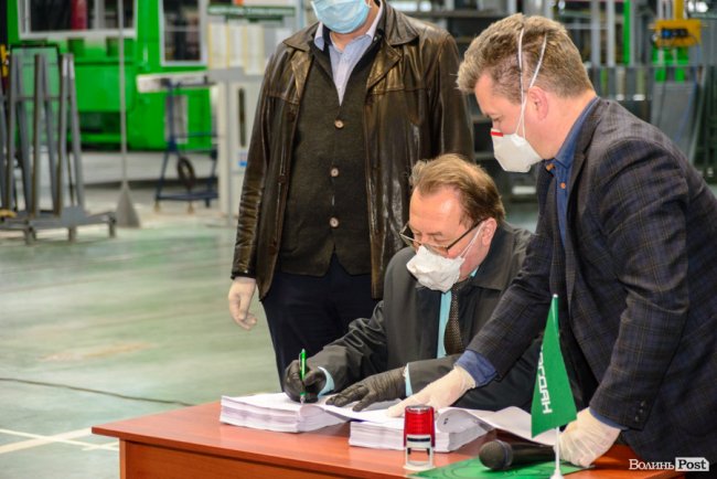 У Луцьку підписали договір із «Богдан Моторс» щодо оновлення автопарку тролейбусів. ФОТО*