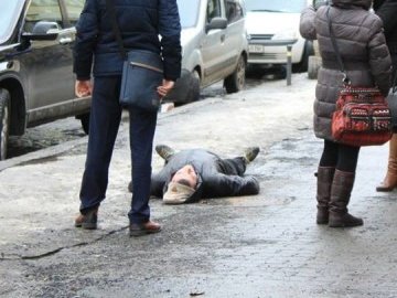Чоловіка, який лежав на тротуарі в центрі Луцька, забрала швидка