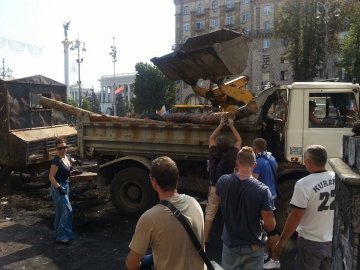 Волиняни «допомагають» розбирати Майдан. ФОТО