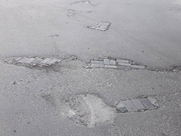Лучанин самотужки латає ями на дорогах. ФОТО