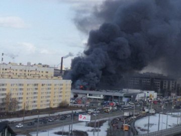 Нова масштабна пожежа у Росії: горить автосалон. ФОТО. ВІДЕО