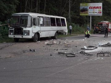На Хмельниччині рейсовий автобус зіткнувся з Tesla, є багато постраждалих. ФОТО