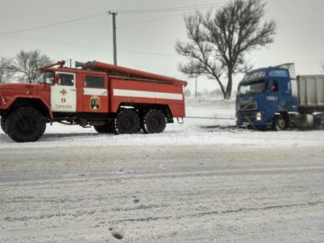 Рятувальники витягали буса і вантажівку: на Волині через негоду стались дві аварії. ФОТО