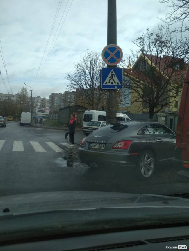 VIP-«євробляхар»: депутат Луцькради припаркував автомобіль на газоні. ФОТО