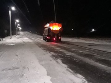 На Волині – хуртовина: дороги від снігу прибирали понад сто автомобілів