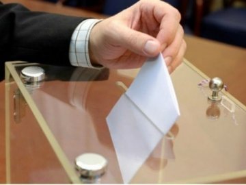 Порушення виборів у Луцьку: бюлетені виносять з дільниць