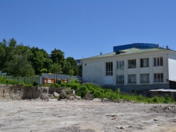 На місці житлового комплексу «Comfort hill» у Луцьку залишився котлован. ФОТО