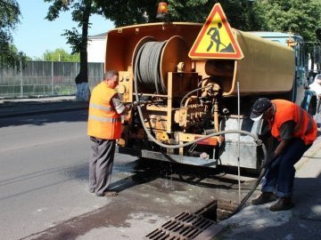 Підприємство  Волині перевіряє та чистить мережі зливової каналізації міста