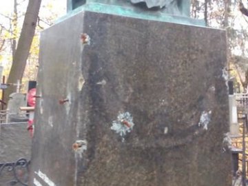 Вже 9 місяців не можуть відновити пам’ятник на могилі видатної волинянки