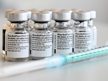 В ЄС дозволили першу вакцину проти коронавірусу для підлітків