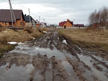 Застрягають автівки: кілька вулиць Каменя-Каширського потопають в болоті. ФОТО