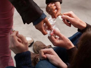 На Рівненщині четверо підлітків отруїлися наркотиками на вечірці, один – в комі 