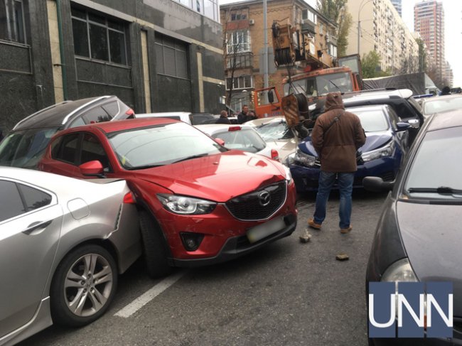 Масштабна аварія в Києві: пошкоджені 17 автівок. ФОТО