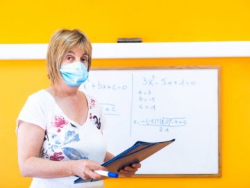 Вхід – лише у масках та гнучкий розклад: оновили правила навчання у закладах освіти під час пандемії 
