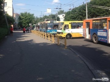 Луцькі тролейбуси одночасно зупинилися в центрі міста. ФОТО